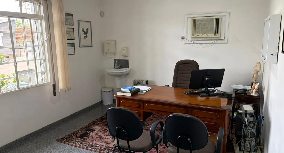 Consultório do Dr. Sérgio Rovinski, ortopedista especialista em ombro e cotovelo, na SUORT Clínica Integrada em Perdizes, São Paulo